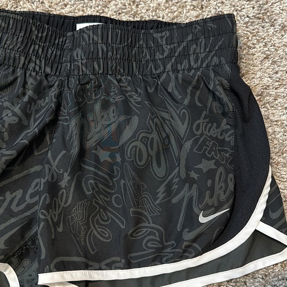 Nike Patterned Athletic Shorts - Picture 4 of 8